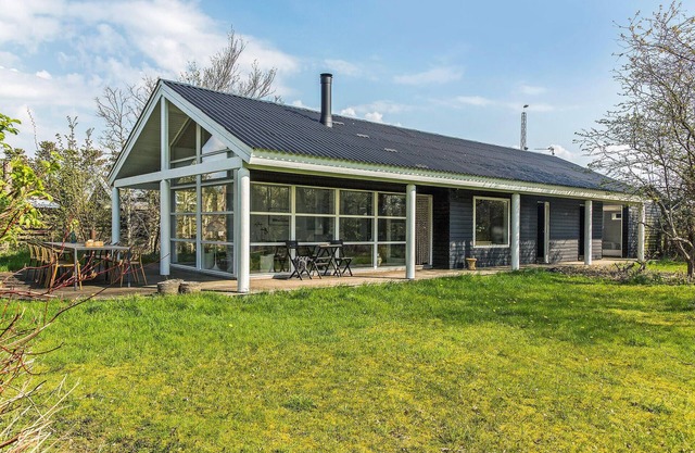 4 bedroom pet friendly home in Strandby