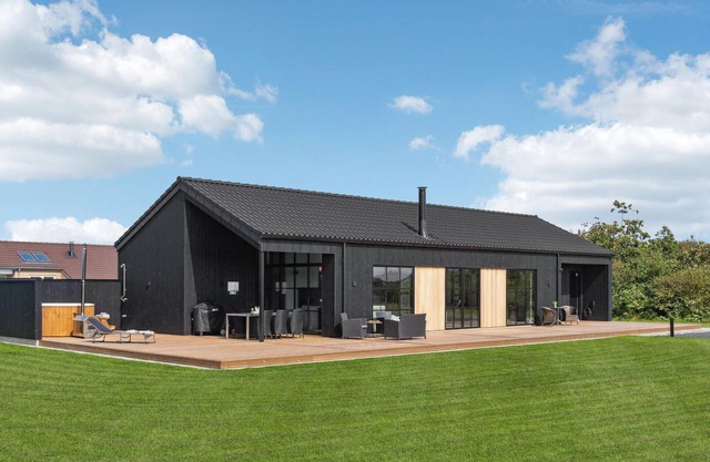 4 bedroom pet friendly home in Tarm