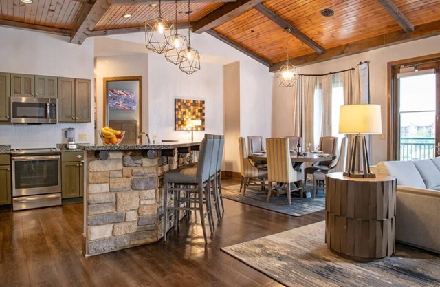 4 Bedroom Presidential Suite, Glacier Canyon Lodge, Waterpark incuded!