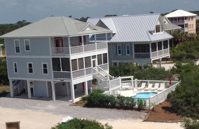 4 bedroom, private pool BEACH GEAR PROVIDED!