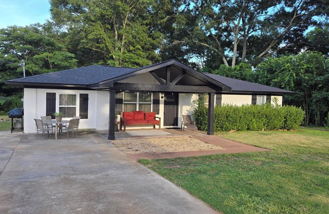 4 bedroom quiet county home close to everything!