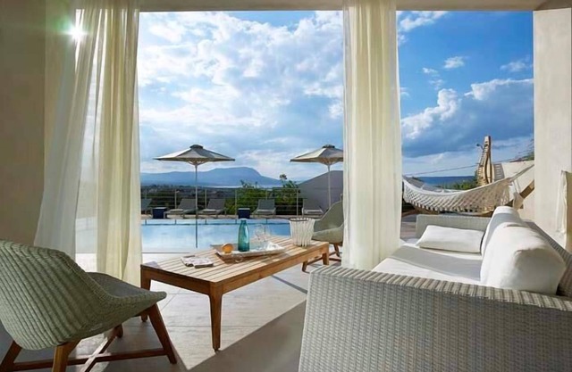 4 Bedroom Sea View villa close to the beach