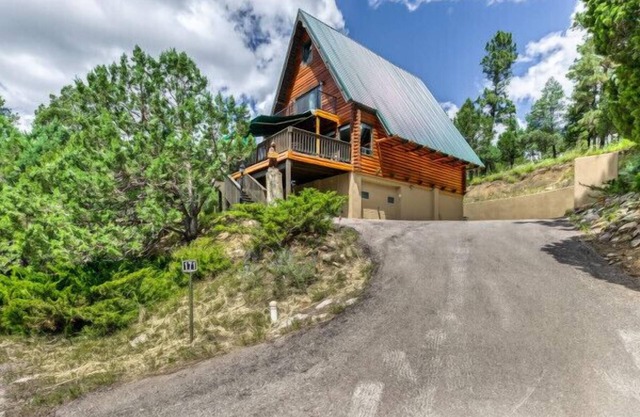 4 Bedroom Ski A-Frame w/Hot Tub & Pine Views