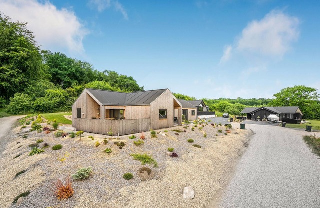 4 bedroom stunning home in Sjølund