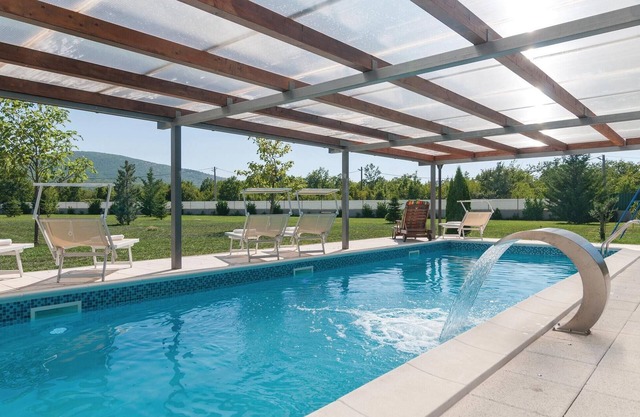 4 bedroom stunning home in Neoric