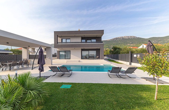 4 bedroom stunning home in Kastel Stari