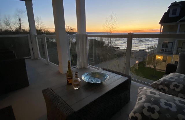 4 bedroom townhouse in Wasaga Beach, steps to sandy beach, high speed wifi, AC