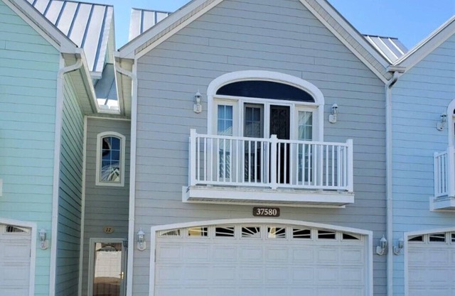 4-bedroom vacation home just 15-minute walk to Cape Henlopen State Park