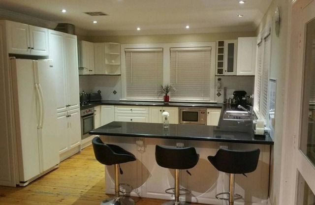 4 bedroom villa. Close to the city.