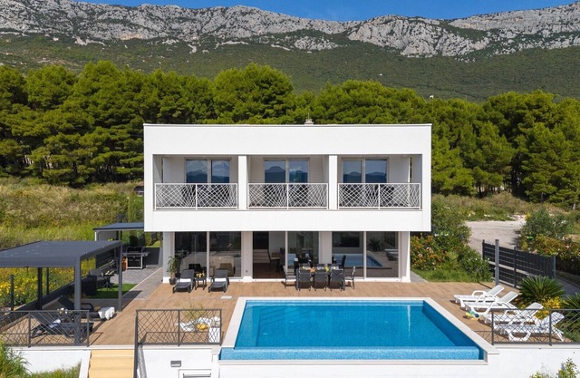 4-bedroom villa with private swimming pool located only 10km from town Split