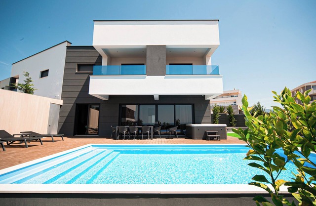 4-bedroom villa in fabulous Novalja with WiFi, fitness room, AC