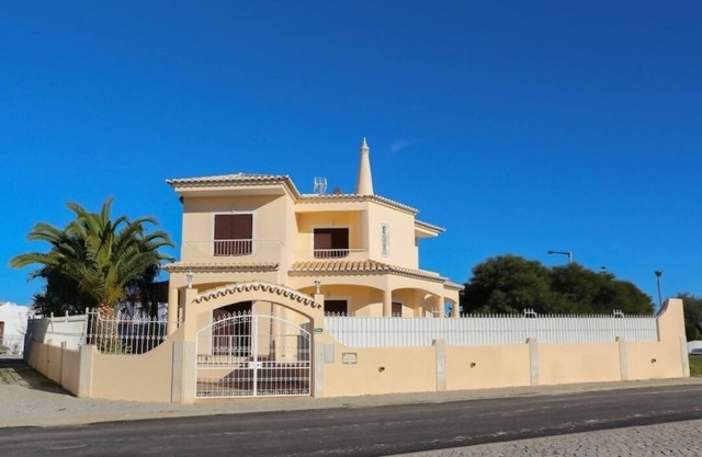 4-bedroom villa with garden and pool
