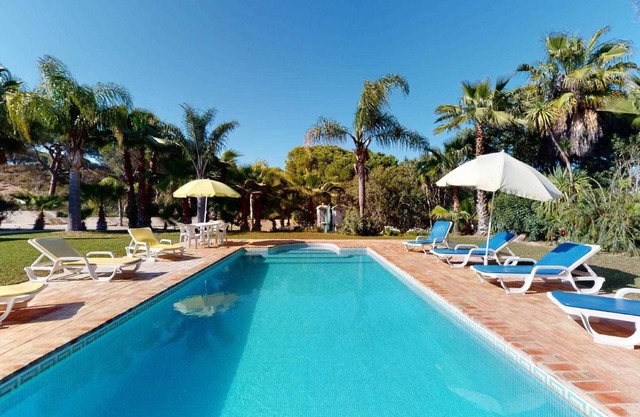 4 bedroom villa with pool on the outskirts of Quinta do lago
