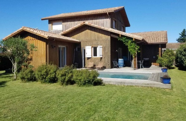 4 bedroom wooden house with swimming pool, 10min from the beach!