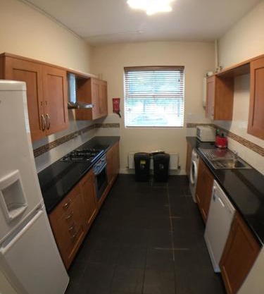 4 Bedrooms, 3 Bathrooms, Comfy beds, 5 Netflix TVs & VAN PARKING