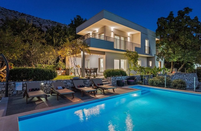 4 bedrooms, 4 bathrooms, heated 33 sqm Swimming pool, Softub Whirpool, Playground, distant sea views and spectacular sunsets above town Split