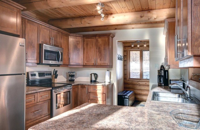 4 Bedrooms cozy log wood Chalet at Blueberry Lake Resort Near Mont-Tremblant