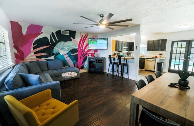 4 Bedrooms/Heated Pool/Outdoor TV
