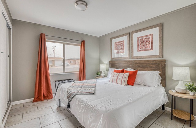 🌞4 bedrooms WITH KING BEDS by the AIRPORT with REFRIGERATION & WIFI