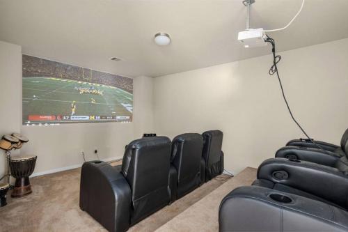 4 bedrooms with theatre! 10 minutes to Six Flags!