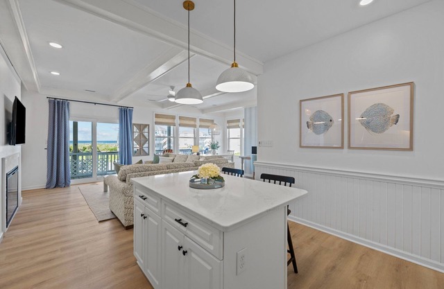 4 Beds, 90-Sec Walk to Beach, 2 pools,Tennis & PB!