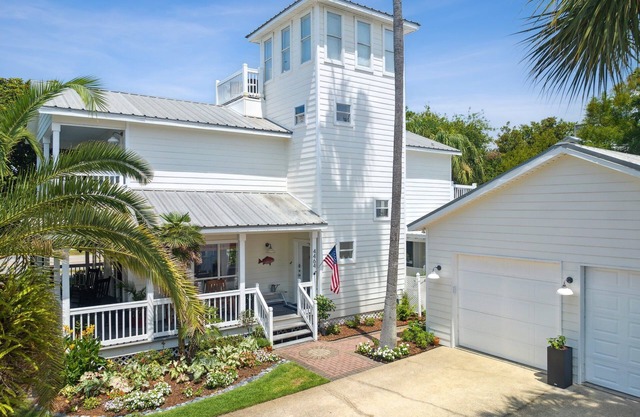 4 BR, 3 Ba, Sleeps 8, Deck with Gulf View, Steps to Beach Access!
