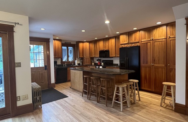 4 BR/3 Full Bath, 10 Beds and 10 min. to Beaches
