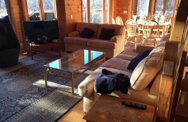 4 BR LAKEFRONT CHALET IN LAURENTIANS CHRISTMAS NEW YEARS SKI SEASON