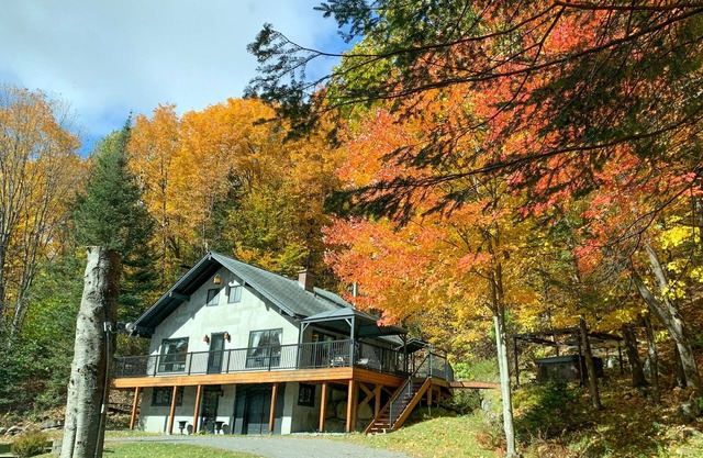 4 Br Luxury St-Sauveur Chalet & Pool, Swim Spa, fireplace, close to Ski resort