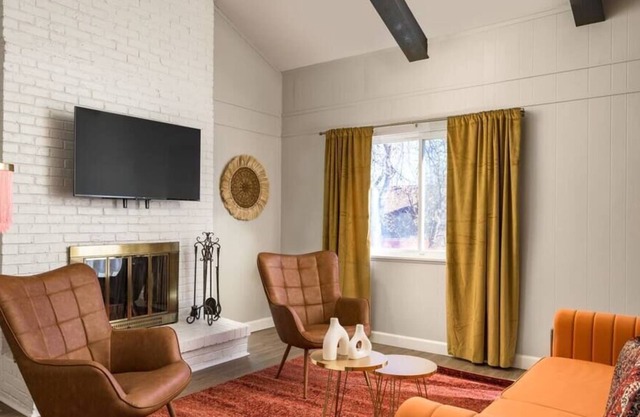 4 BR Modern Home with Pool Table and Fire Pit!