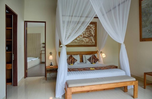 4 BR Royal Private Villa Nice view of the Square