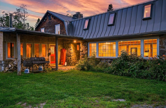 4 Br Sleeps 8 - Kayaks - Fire Pit - Dog Friendly