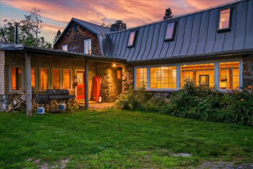 4 Br Sleeps 8 - Kayaks - Fire Pit - Dog Friendly