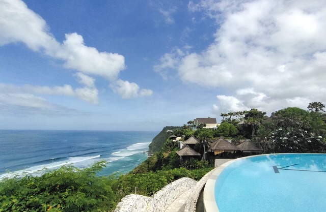 4 BR villa Cantik &karma beach club in cliff resort