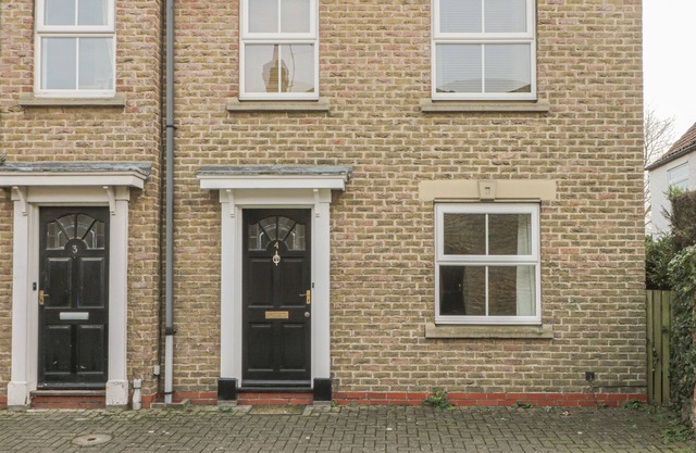 4 CASTLE MEWS, pet friendly, with a garden in South Cave