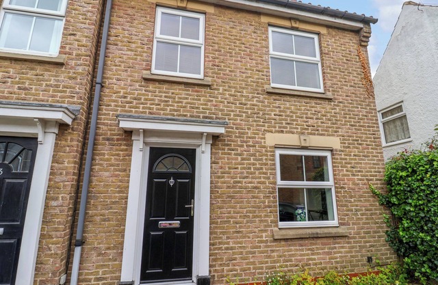 4 CASTLE MEWS, pet friendly, with a garden in South Cave