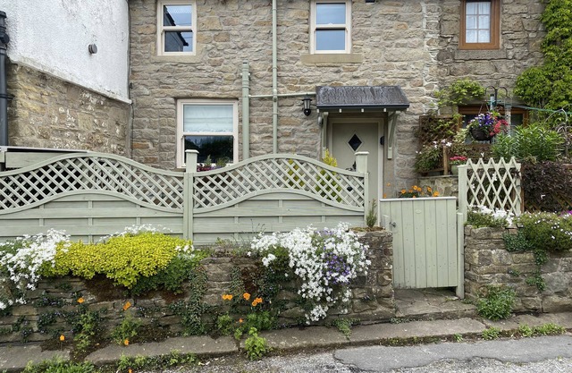 4 CASTLE VIEW, pet friendly in Barnoldswick