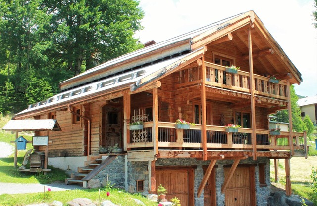 4 * Chalet solid wood for rent