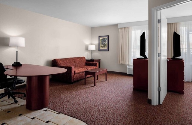 4 Comfortable Suites w/Fireplace & Separate Living Space – Near Intel Campus