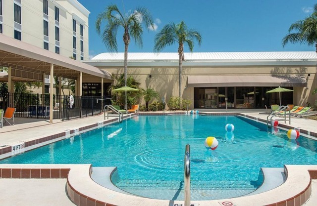 4 Comfy and Modern Units, Pool, Parking