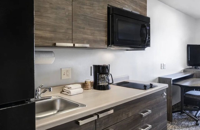 4 Family-Friendly Rooms with Kitchen and Near Peninsula Park Rose Garden