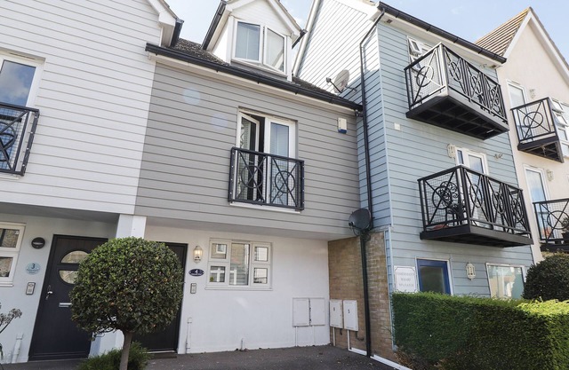 4 FISHERMANS WHARF, pet friendly, with a garden in Whitstable