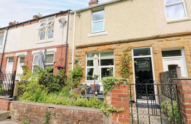 4 FORD STREET, pet friendly, country holiday cottage in Lanchester