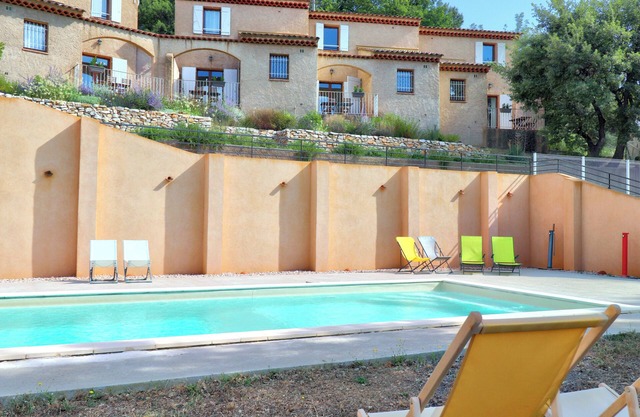 4-guest flat w/terrace & shared pool – Verdon countryside