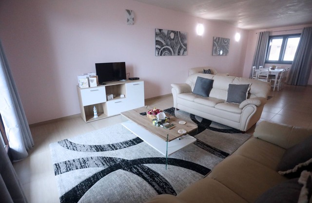 4 Guests - Sea Breeze Stay with Valley Views