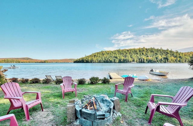 4 Little Bears' Refuge, Cozy Lakefront property w/sandy beach, fireplace & spa