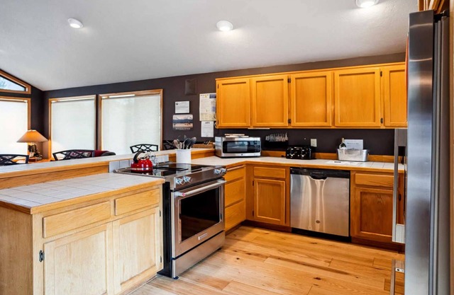 4 Lowland-Sunriver, Oregon: Hot Tub, BBQ, WiFi, SHARC Aquatics, Tubing Hill, Mt. Bachelor, Golf, Deschutes River, Tennis, Bike Paths