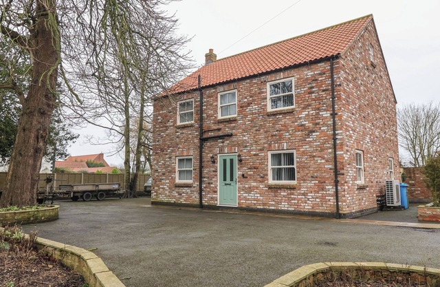 4 MANOR GARTH, pet friendly, country holiday cottage in Withernsea