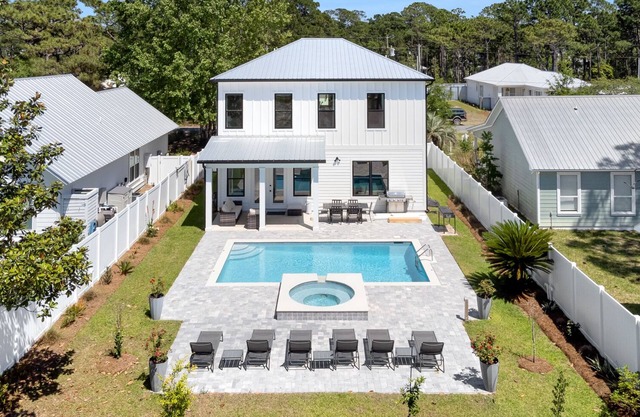 4 Master Bedrooms - Large Private Pool With Spillover Spa