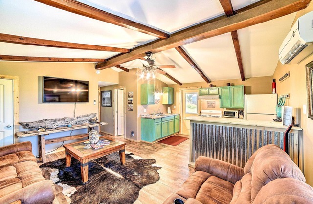 4 Mi to Beach & Fishing: Rockport Cottage w/Deck!